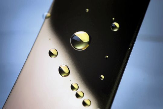 Wassertropfen auf einer Stahloberfläche mit Anti-Fouling-Beschichtung. Wassertropfen auf einer Stahloberfläche mit Anti-Fouling-Beschichtung.