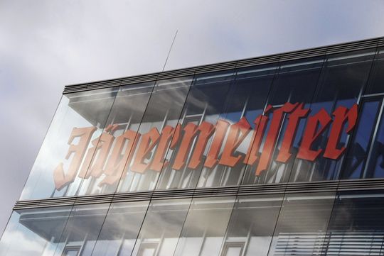 Abb.1: Die Verknüpfung von Tradition und Innovation spiegelt sich in der Architektur des Jägermeister-Hauptverwaltungsgebäudes in Wolfenbüttel wider. Abb.1: Die Verknüpfung von Tradition und Innovation spiegelt sich in der Architektur des Jägermeister-Hauptverwaltungsgebäudes in Wolfenbüttel wider.