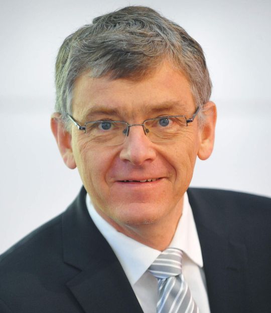 „Die neue Teamcenter-Integration öffnet uns viele Türen im Umfeld des wachsenden Marktes von PLM-Lösungen“, sagt Maximilian Brandl, Vorsit-zender der Geschäftsführung von Eplan. „Die neue Teamcenter-Integration öffnet uns viele Türen im Umfeld des wachsenden Marktes von PLM-Lösungen“, sagt Maximilian Brandl, Vorsit-zender der Geschäftsführung von Eplan.