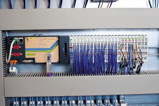 Das Wago-I/O-System sammelt die lokalen Daten ein und gibt diese per Ethernet weiter ins Netzwerk. Das Wago-I/O-System sammelt die lokalen Daten ein und gibt diese per Ethernet weiter ins Netzwerk.