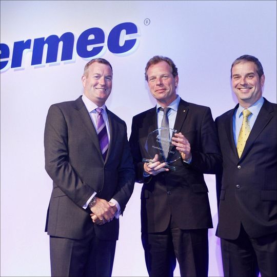 Freuen sich über den Award (v.l.): Ian Snadden, Vice President EMEA, Axel Gambietz, Geschäftsleiter PCO und Mel Taylor, EMEA Channel Director bei Intermec. Freuen sich über den Award (v.l.): Ian Snadden, Vice President EMEA, Axel Gambietz, Geschäftsleiter PCO und Mel Taylor, EMEA Channel Director bei Intermec.