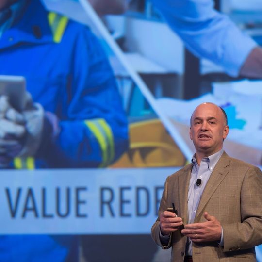 PTC-Chef Jim Heppelmann bei der Keynote: "Die einst klaren Grenzen zwischen Produkten und Services verschwimmen zunehmend" PTC-Chef Jim Heppelmann bei der Keynote: "Die einst klaren Grenzen zwischen Produkten und Services verschwimmen zunehmend"