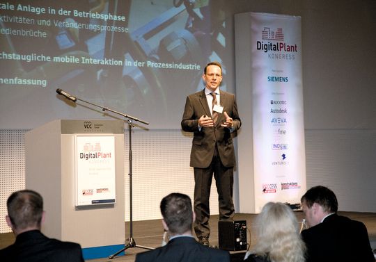 Prof. Dr. Leon Urbas auf dem Digital Plant Kongress 2012. Prof. Dr. Leon Urbas auf dem Digital Plant Kongress 2012.
