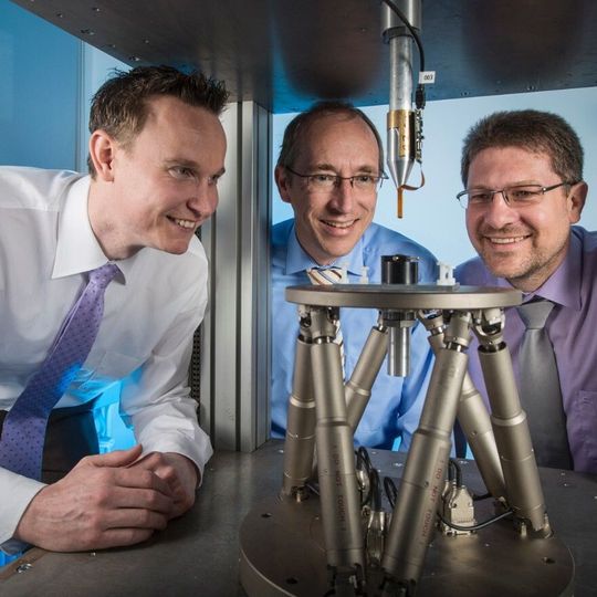 Exakte Positionsmessungen ermöglicht der 3-D-Hall-Sensor, den Dr.-Ing. Markus Stahl-Offergeld, Dr.-Ing. Hans-Peter Hohe und Michael Hackner (v.l.n.r.) entwickelten.