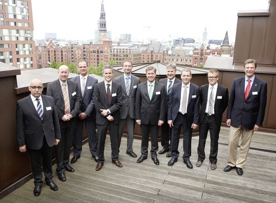 Die Referenten des Branchentages v.l.n.r.: Peter Blaes, Volker Schmidt, Johannes Waller, Martin Dörrich (alle Rittal), Hauke Schlegel (VDMA), Prof. Dr.-Ing. Carlos Jahn (TUHH), Wilfried Braun (Rittal), Stefan Preé (Eurogate), Henrik Alfke (Interschalt) und Marcel Favretto (Peter Döhle). Georg Schmidt-Reindahl (Eplan) ist nicht abgebildet. Die Referenten des Branchentages v.l.n.r.: Peter Blaes, Volker Schmidt, Johannes Waller, Martin Dörrich (alle Rittal), Hauke Schlegel (VDMA), Prof. Dr.-Ing. Carlos Jahn (TUHH), Wilfried Braun (Rittal), Stefan Preé (Eurogate), Henrik Alfke (Interschalt) und Marcel Favretto (Peter Döhle). Georg Schmidt-Reindahl (Eplan) ist nicht abgebildet.