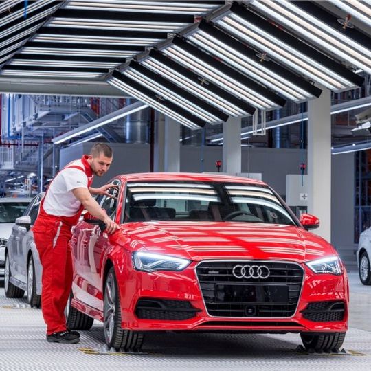 Insgesamt investierte Audi mehr als 900 Mio. Euro in Infrastruktur, Bau und Fertigungsanlagen. Insgesamt investierte Audi mehr als 900 Mio. Euro in Infrastruktur, Bau und Fertigungsanlagen.