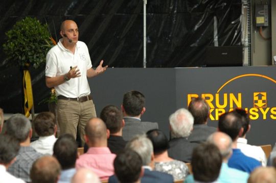 Marc Zimmerli, ehemaliger Leader der Patrouille Suisse, faszinierte mit seinen spannenden Ausführungen und zeigte, wie das Team der Patrouille Suisse erfolgreich zusammenarbeitet und Höchstleistungen erbringt. Marc Zimmerli, ehemaliger Leader der Patrouille Suisse, faszinierte mit seinen spannenden Ausführungen und zeigte, wie das Team der Patrouille Suisse erfolgreich zusammenarbeitet und Höchstleistungen erbringt.