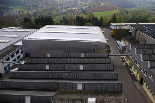 Eine neue Halle ersetzt nach und nach die alten Gebäude. Eine neue Halle ersetzt nach und nach die alten Gebäude.