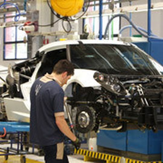 Der Alfa Romeo 4C wird im Maserati-Werk in Modena gebaut. Der Alfa Romeo 4C wird im Maserati-Werk in Modena gebaut.