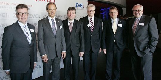 v.l. Tauschten sich in Berlin über die Chancen für Deutschland durch Industrie 4.0 aus: Dr. Klaus Mittelbach, Dr. Volkmar Denner, Dr. Peter Köhler, Friedhelm Loh, Dr. Peter Terwiesch und Michael Ziesemer. v.l. Tauschten sich in Berlin über die Chancen für Deutschland durch Industrie 4.0 aus: Dr. Klaus Mittelbach, Dr. Volkmar Denner, Dr. Peter Köhler, Friedhelm Loh, Dr. Peter Terwiesch und Michael Ziesemer.