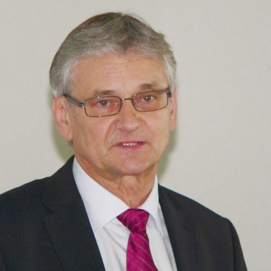 Eine gläserne Werkzeugmaschine kündigt Helmut Bode, Leiter Geschäftsbereich Produktionsmaschinen, Schaeffler Industrie, für den Messeauftritt auf der EMO 2013 an: "Daran können wir zeigen, dass wir das Gesamtsystem Werkzeugmaschine gemeinsam mit unseren Kunden beherrschen". Eine gläserne Werkzeugmaschine kündigt Helmut Bode, Leiter Geschäftsbereich Produktionsmaschinen, Schaeffler Industrie, für den Messeauftritt auf der EMO 2013 an: "Daran können wir zeigen, dass wir das Gesamtsystem Werkzeugmaschine gemeinsam mit unseren Kunden beherrschen".