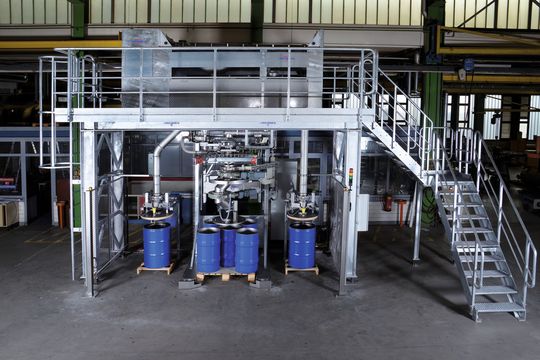 Die granulatförmigen Produkte fließen von der Langhubsiebmaschine direkt in die Abfüllanlage, die gleichzeitig fünf Fässer befüllen kann. Die granulatförmigen Produkte fließen von der Langhubsiebmaschine direkt in die Abfüllanlage, die gleichzeitig fünf Fässer befüllen kann.