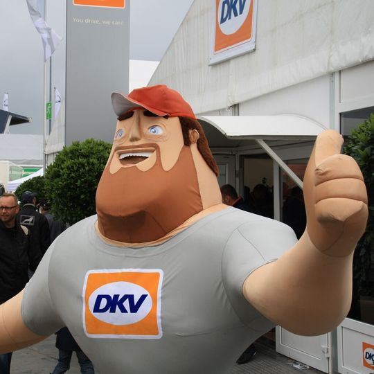 Das DKV-Maskottchen „Buddy“ wird auf dem Nürburgring gleich mehrfach anzutreffen sein: als 6 m hohes Blow-up – zum Anfassen und Posieren. Das DKV-Maskottchen „Buddy“ wird auf dem Nürburgring gleich mehrfach anzutreffen sein: als 6 m hohes Blow-up – zum Anfassen und Posieren.