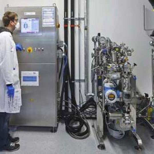 ZSW-Forscher mischt die Elektrodenpaste (Slurry) im Mischer. ZSW-Forscher mischt die Elektrodenpaste (Slurry) im Mischer.