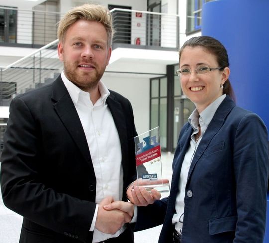 Holger Wehring, Key Account Manager & Teamleiter Vertrieb bei Absolventa, übergibt die Auszeichnung an Mareen Asmuth, Leiterin der Personalentwicklung bei Rhenus. Holger Wehring, Key Account Manager & Teamleiter Vertrieb bei Absolventa, übergibt die Auszeichnung an Mareen Asmuth, Leiterin der Personalentwicklung bei Rhenus.