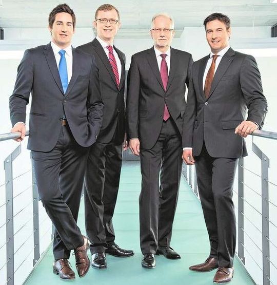 Von links nach rechts: Matthias Rampf (Geschäftsführender Gesellschafter Rampf Holding), Martin Neumann und Dr.-Ing. Utz-Volker Jackisch (Geschäftsführer Epucret Mineralgusstechnik), Michael Rampf (Geschäftsführender Gesellschafter Rampf Holding) Von links nach rechts: Matthias Rampf (Geschäftsführender Gesellschafter Rampf Holding), Martin Neumann und Dr.-Ing. Utz-Volker Jackisch (Geschäftsführer Epucret Mineralgusstechnik), Michael Rampf (Geschäftsführender Gesellschafter Rampf Holding)