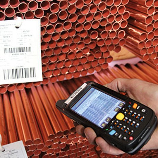 Mit Mobilfunk und Internet sowie der Unterstützung von Salt Mobile Systems hat der Kontraktlogistiker Haas die Bestände seiner Kunden jederzeit im Griff. Mit Mobilfunk und Internet sowie der Unterstützung von Salt Mobile Systems hat der Kontraktlogistiker Haas die Bestände seiner Kunden jederzeit im Griff.