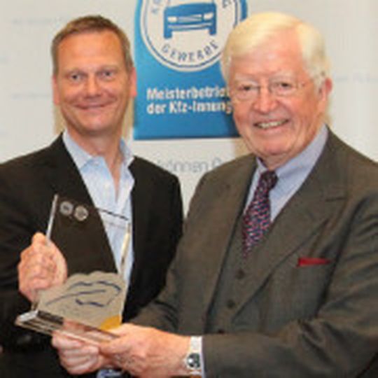 ZDK-Präsident Robert Rademacher gratuliert Arne Joswig zum Blauen Kalligraphen in Gold. ZDK-Präsident Robert Rademacher gratuliert Arne Joswig zum Blauen Kalligraphen in Gold.