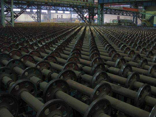 In Kühlbetten von Walzwerken beispielsweise halten die neuen SKF Lager für extreme Temperaturen dreimal so lang wie konventionelle Lager. In Kühlbetten von Walzwerken beispielsweise halten die neuen SKF Lager für extreme Temperaturen dreimal so lang wie konventionelle Lager.