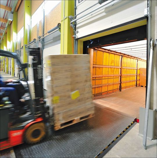 Neu bei Hörmann gibt es Ladebrücken mit integrierter RFID-Technik. So können alle lieferscheinrelevanten Daten zuverlässiger von der Palette ausgelesen und erfasst werden. Gleichzeitig ist der RFID-Empfänger optimal vor Stößen und Kollisionen mit Flurförderzeugen geschützt. Neu bei Hörmann gibt es Ladebrücken mit integrierter RFID-Technik. So können alle lieferscheinrelevanten Daten zuverlässiger von der Palette ausgelesen und erfasst werden. Gleichzeitig ist der RFID-Empfänger optimal vor Stößen und Kollisionen mit Flurförderzeugen geschützt.
