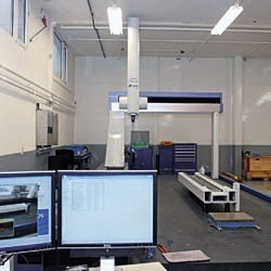 Das Mitutoyo-Koordinatenmessgerät zum Vermessen mittelgroßer kubischer Teile. Das Mitutoyo-Koordinatenmessgerät zum Vermessen mittelgroßer kubischer Teile.