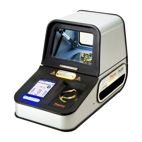 Der neue Analysator Niton DXL prüft Edelmetalle schnell und genau. Der neue Analysator Niton DXL prüft Edelmetalle schnell und genau.