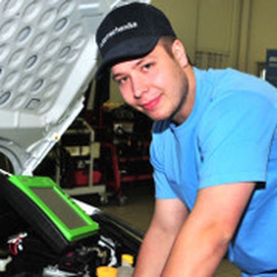 Robert Bartsch vertritt das Deutsche Kfz-Gewerbe bei den World Skills in Leipzig. Robert Bartsch vertritt das Deutsche Kfz-Gewerbe bei den World Skills in Leipzig.