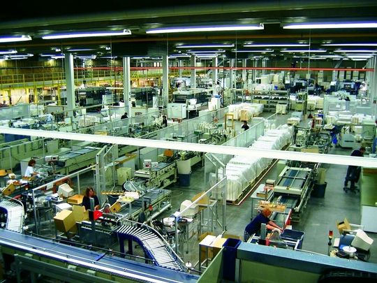Blick in das Pharma-Service-Center: Faltschachteln, Packungsbeilagen und Haftetiketten kommen aus einer Hand über das KIT-System direkt just-in-time und just-in-sequence an die Abpacklinie. Bilder: Faller Blick in das Pharma-Service-Center: Faltschachteln, Packungsbeilagen und Haftetiketten kommen aus einer Hand über das KIT-System direkt just-in-time und just-in-sequence an die Abpacklinie. Bilder: Faller