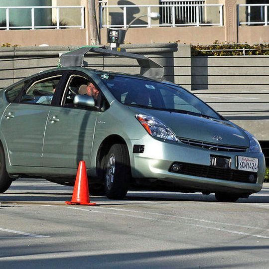 Ein von Google modifiziertes fahrerloses Serienauto dreht seine Runden auf einer Teststrecke. Ein von Google modifiziertes fahrerloses Serienauto dreht seine Runden auf einer Teststrecke.