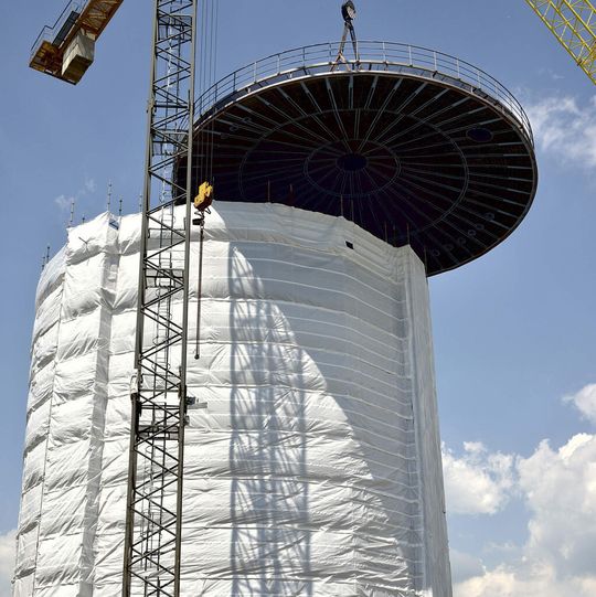 Kurz vor dem Ziel: Der Deckel wird auf den Unterbau des neuen Salzsäuretanks gehoben.