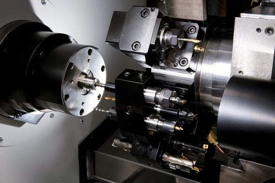 Blick in den Innenraum: Die Miyano BNA-42 DHY mit zwei Revolvern, Haupt- und Gegenspindel, y-Achse und angetriebenen Werkzeugen ist für präzise und komplexe Bearbeitungen perfekt zugeschnitten. Blick in den Innenraum: Die Miyano BNA-42 DHY mit zwei Revolvern, Haupt- und Gegenspindel, y-Achse und angetriebenen Werkzeugen ist für präzise und komplexe Bearbeitungen perfekt zugeschnitten.
