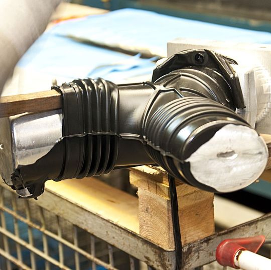 Bild1: Das fertig gegossene Gummiformteil wird gerade aus der Form genommen.