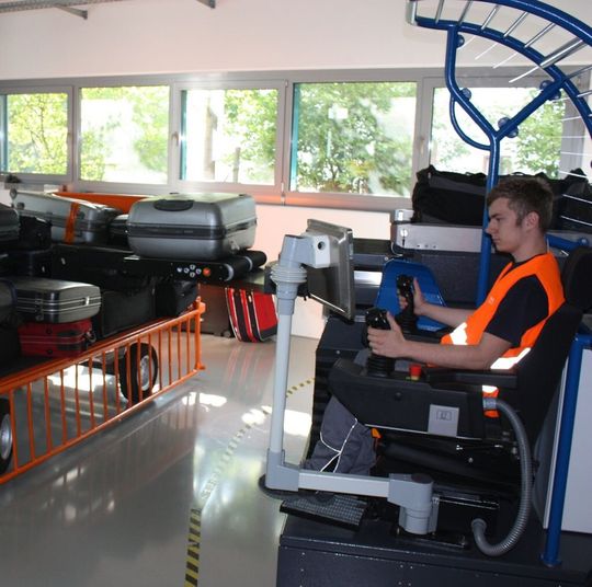 Gepäckverladung mit dem Load Commander im Showroom. Gepäckverladung mit dem Load Commander im Showroom.