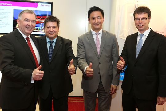 Evonik startet Produktionsanlage für PVC-Weichmacher der neuen Generation – v.l. Jan van den Bergh, Leiter des Geschäftsbereichs Advanced Intermediates, Marls Bürgermeister Werner Arndt, Evonik-Vorstand Dr. Dahai Yu, Dr. Rainer Fretzen, Leiter des Geschäftsgebiets Performance Intermediates.