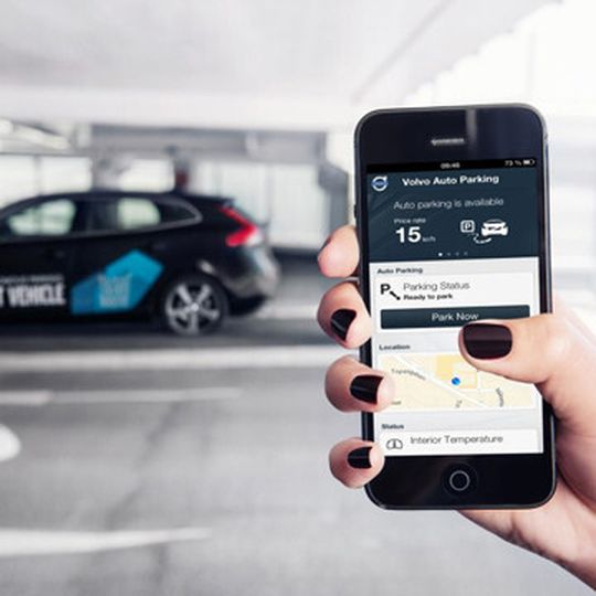 Per Smartphone-App wird das Auto allein auf Parkplatzsuche geschickt. Per Smartphone-App wird das Auto allein auf Parkplatzsuche geschickt.