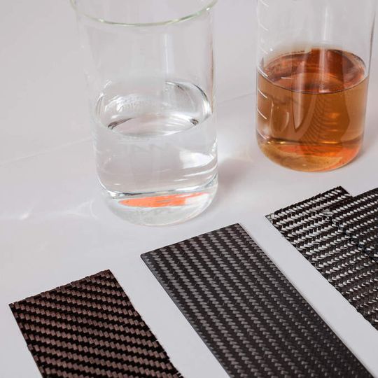 Beim so genannten solvolytischen Recyclingverfahren bleibt das Gewebe des Werkstücks in seiner Form mit intakten Fasern zurück und kann direkt wieder verarbeitet werden.