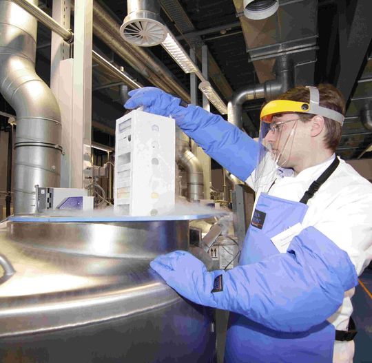 Mit einer speziellen Technologie werden bei Biokryo Proben im kompletten Aufbewahrungsprozess stabil bei -140 °C gehalten. Mit einer speziellen Technologie werden bei Biokryo Proben im kompletten Aufbewahrungsprozess stabil bei -140 °C gehalten.