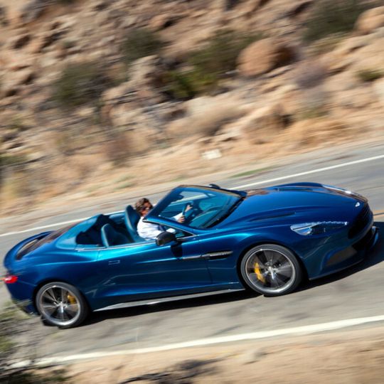 Zwölfzylinder und Cabrio: Aston Martin bietet mit seinem Vanquish Volante genau diesen seltenen Mix. Zwölfzylinder und Cabrio: Aston Martin bietet mit seinem Vanquish Volante genau diesen seltenen Mix.