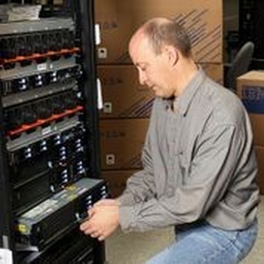 25 Jahre alt und immer noch auf der Höhe der Zeit: Ein Techniker bei der Installation eines IBM Power 740 Systems – direkter Nachfahr der AS/400, die vor einem Vierteljahrhundert auf den Markt kam 25 Jahre alt und immer noch auf der Höhe der Zeit: Ein Techniker bei der Installation eines IBM Power 740 Systems – direkter Nachfahr der AS/400, die vor einem Vierteljahrhundert auf den Markt kam