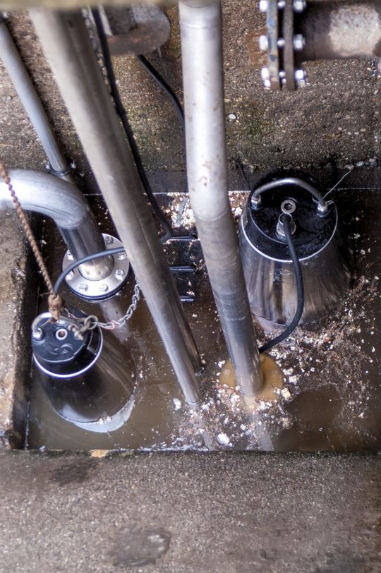 SE1-Abwasserpumpe sowie eine SEV für die Förderung von feststoffhaltigem Abwasser in einem Holz verarbeitenden Unternehmen SE1-Abwasserpumpe sowie eine SEV für die Förderung von feststoffhaltigem Abwasser in einem Holz verarbeitenden Unternehmen