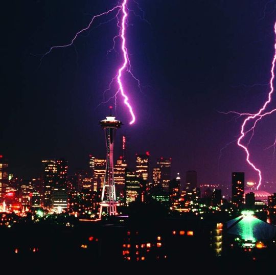 Bild 1: Überspannungsschutz-Einnrichtungen sollen Maschinen vor Schäden durch beispielsweise Blitzeinschlag schützen.