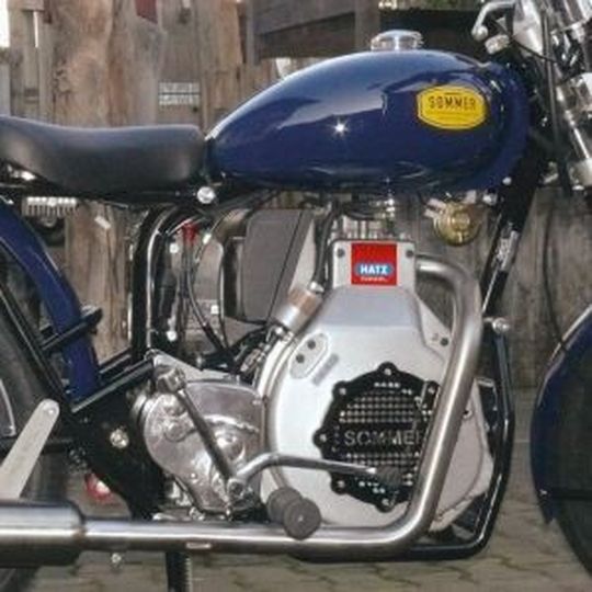 Ein Einzylinder Hatz Diesel treibt das Bike an. Ein Einzylinder Hatz Diesel treibt das Bike an.