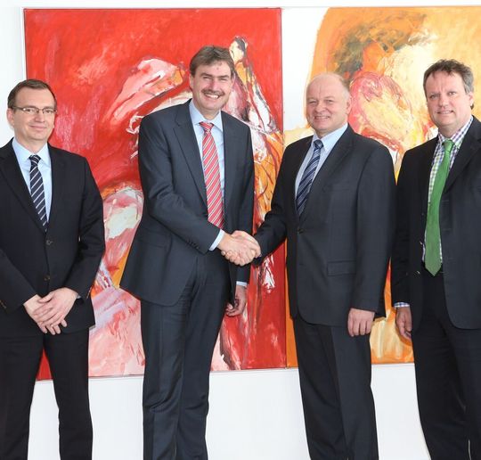 DVS-Hauptgeschäftsführer Berthold Kösters (Mitte rechts) und der Geschäftsführer der NürnbergMesse Peter Ottmann (Mitte links) zusammen mit Dirk Sieben, Geschäftsführer DVS Media, (links) und Claus-Peter Regiani, Direktor Messen und Ausstellungen der Messe Essen (rechts). DVS-Hauptgeschäftsführer Berthold Kösters (Mitte rechts) und der Geschäftsführer der NürnbergMesse Peter Ottmann (Mitte links) zusammen mit Dirk Sieben, Geschäftsführer DVS Media, (links) und Claus-Peter Regiani, Direktor Messen und Ausstellungen der Messe Essen (rechts).