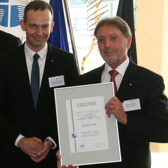 Abgeordneter Dr. Volker Wissing (l.) freut sich mit Bernd Szczesny, Sprecher der EWM-Geschäftsführung, über dessen Berufung. Abgeordneter Dr. Volker Wissing (l.) freut sich mit Bernd Szczesny, Sprecher der EWM-Geschäftsführung, über dessen Berufung.