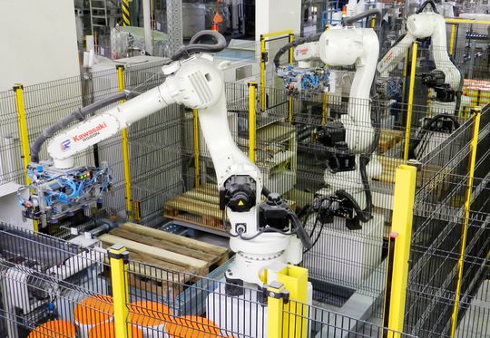 Sie arbeiten auf engstem Raum miteinander, drei Robototer vom Typ Kawasaki RD080N. Sie arbeiten auf engstem Raum miteinander, drei Robototer vom Typ Kawasaki RD080N.