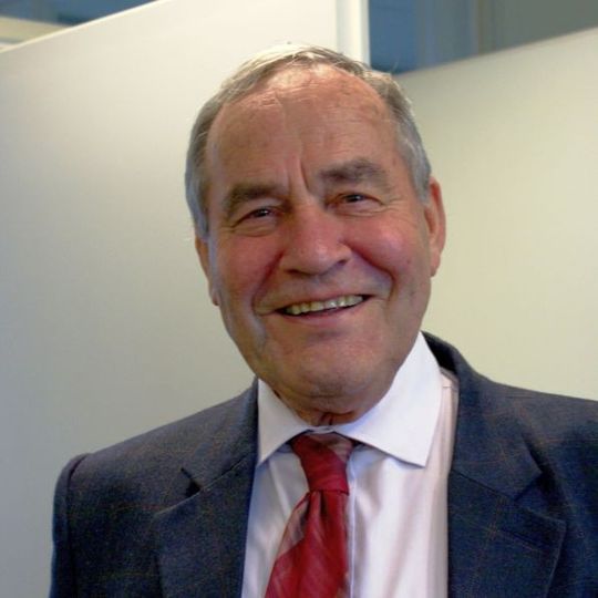 63 Dienstjahre bei Honold halten fit und glücklich. Den Beweis dafür liefert mit fast 78 Jahren Siegfried Mebus, der in seinen verdienten Ruhestand ging. 63 Dienstjahre bei Honold halten fit und glücklich. Den Beweis dafür liefert mit fast 78 Jahren Siegfried Mebus, der in seinen verdienten Ruhestand ging.