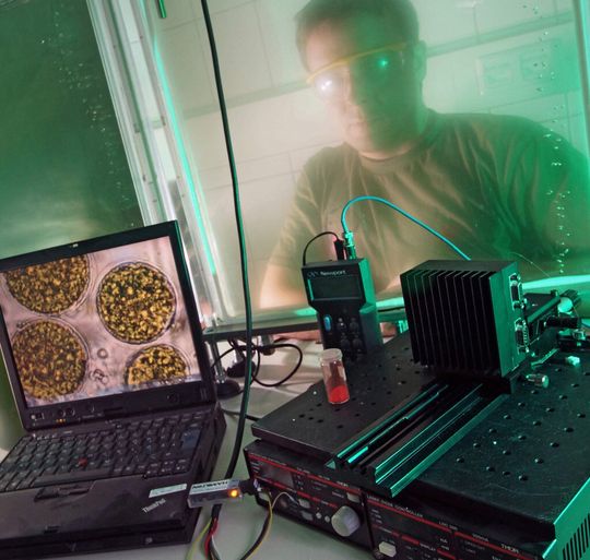 Prof. Dr.-Ing. Wondraczek mit einem Versuchsaufbau im Labor am Otto-Schott-Institut für Materialforschung der Universität Jena. Prof. Dr.-Ing. Wondraczek mit einem Versuchsaufbau im Labor am Otto-Schott-Institut für Materialforschung der Universität Jena.