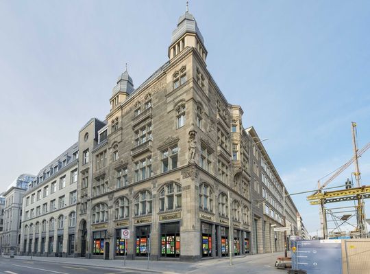 Aus dem einstigen Hotel Carlton mit dem Restaurant Astoria wird in wenigen Monaten das weltweit erste Microsoft-Center. Aus dem einstigen Hotel Carlton mit dem Restaurant Astoria wird in wenigen Monaten das weltweit erste Microsoft-Center.