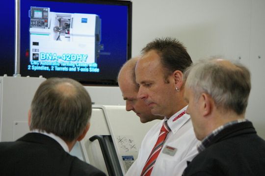 Newemag, portes ouvertes 2013 à Rotkreuz, un lieu idéal pour suivre l'évolution des nouvelles machines et poser des questions poitues. Newemag, portes ouvertes 2013 à Rotkreuz, un lieu idéal pour suivre l'évolution des nouvelles machines et poser des questions poitues.