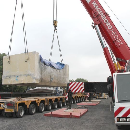Riesige Lastkräne hoben die drei tonnenschweren Stahlteile an Land und setzten sie auf die Schwerlasttransporte. Riesige Lastkräne hoben die drei tonnenschweren Stahlteile an Land und setzten sie auf die Schwerlasttransporte.